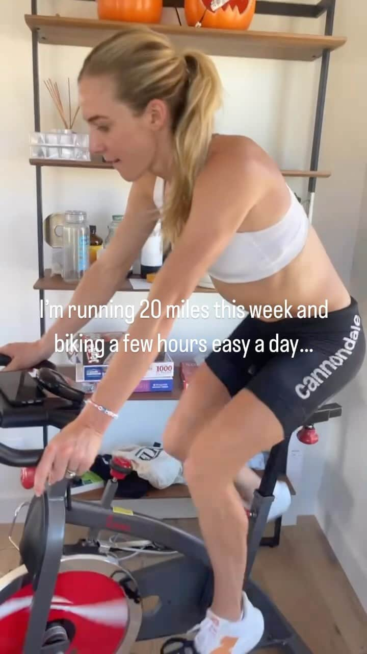 エマ・コバーンのインスタグラム：「I think it should count…   #girlmath #runnermath #crosstraining #bike #run #training #injury #recovery #hamstringtear」