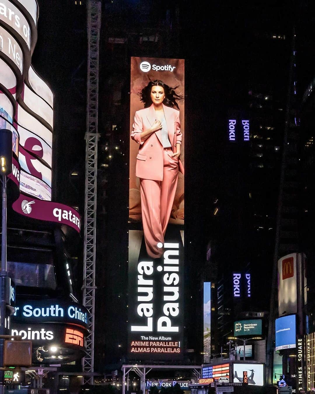 ラウラ・パウジーニのインスタグラム：「ANIME PARALLELE / ALMAS PARALELAS SHINES IN TIMES SQUARE, NEW YORK. 🩷✨ Thank you @spotify   #AnimeParallele #AlmasParalelas  Ph: @leandroemede」