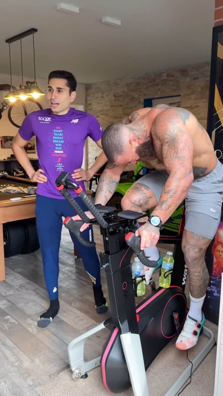 のインスタグラム：「Todays training session was Effort! Effort! Effort! As I gear up for a monumental, worlds first and record breaking endurance challenge next year!   Here you can see me powering through a gruelling ramp test on the watt bike, with the target power requirement increasing every minute, delving deep into critical power delivery, power distribution, and my functional threshold power (FTP) until I was completely spent!  Off the bat, out of season and with no cycling since October 2022 I crushed it with an FTP of 315 watts, shocking @irondoctorhaz with my baseline level. For me, this is just the beginning. With dedication and hard work, I'm gearing up to repeat the test and track my improvements to hit that never before seen and truly elite level 400.  To cap off the session we hit the pavement for a much needed 1-hour run, clearing out the lactate and building that essential aerobic base.  Right now I'm feeling fuelled, challenged and more determined than ever. Here's to pushing boundaries, breaking records, and embracing the journey toward greatness.  Let's F*cking Go! 🦁✊🏾🧡🫡」