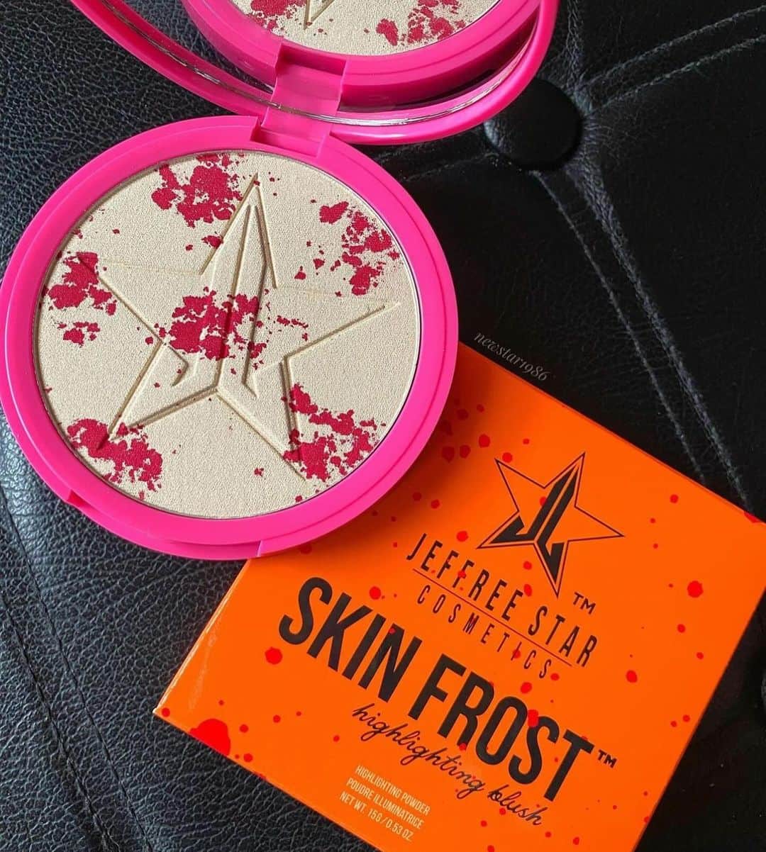 Jeffree Star Cosmeticsのインスタグラム：「🎃 Our iconic #halloween supreme mystery boxes contain a NEW spooky #skinfrost 🧡 Introducing this unique highlighting blush powder 🧡 Hybrid skin frost & blush.. the splatter is not an overspray, it’s throughout the depth of the powder so it’s always giving you that doll like glow 🙏🏻 #jeffreestar #makeup #mysterybox #jeffreestarcosmetics」