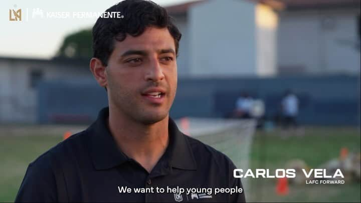 カルロス・ベラのインスタグラム：「#LAFC and @kpscal teamed up to celebrate the completion of 5 futsal courts for the year.   We hosted @carlosv11_ and Dr. Marlen Luna at Griffith STEAM Magnet Middle School for the grand opening of the school’s futsal court, where together they discussed the importance of staying active and how the new futsal court can help improve the youth’s soccer skills and well-being.」