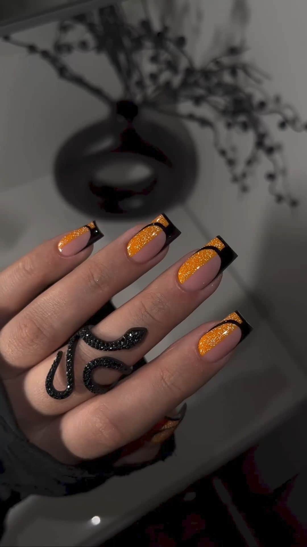 SHEINのインスタグラム：「These Halloween claws are pumpkin-coded perfection 🧡🖤🎃 @elennailedit  #SHEINinspo」