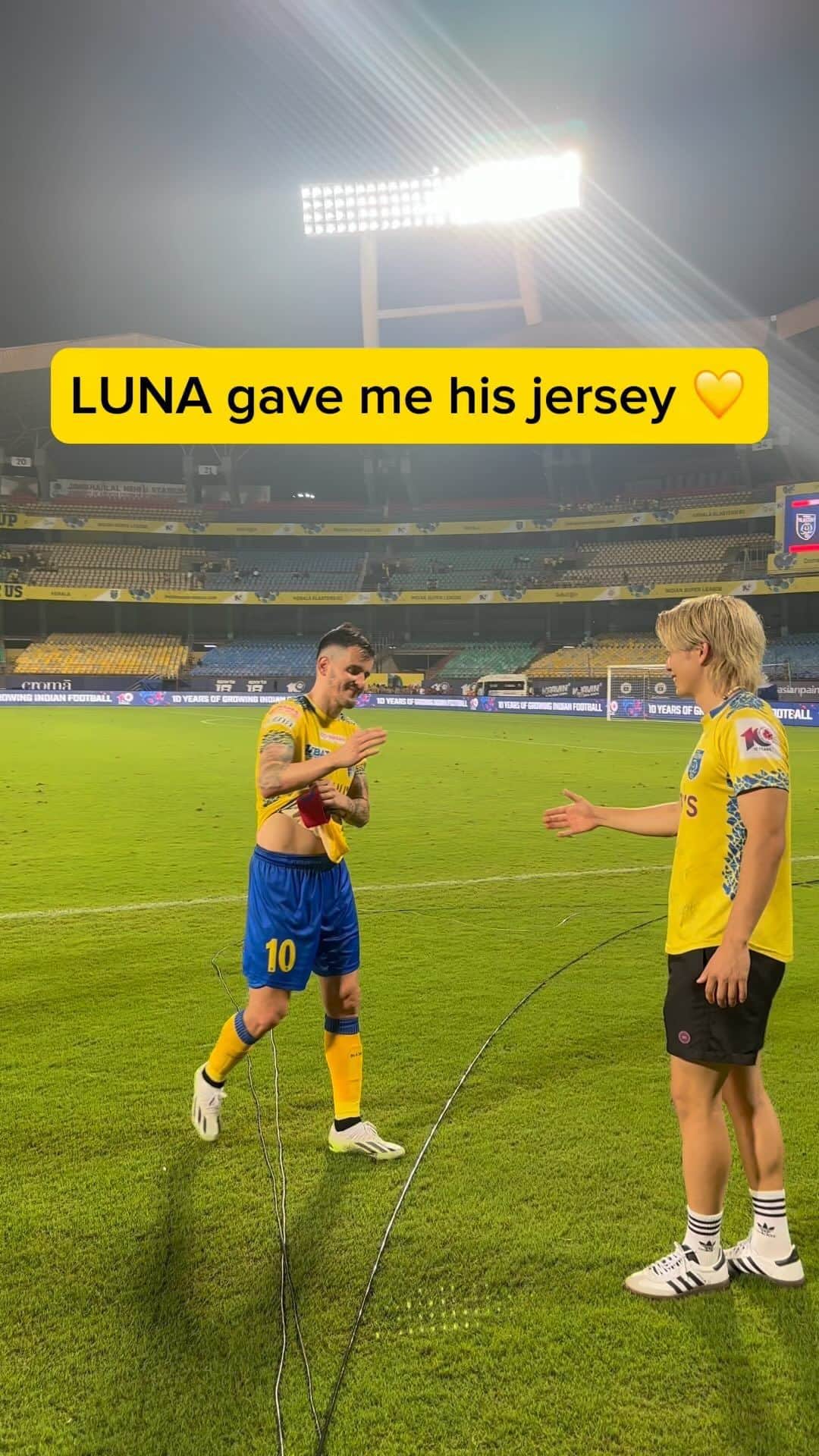 木村太陽のインスタグラム：「LUNA gave me his jersey 💛🩵  #keralablasters #kbfc #kbfcmanjappada #luna」