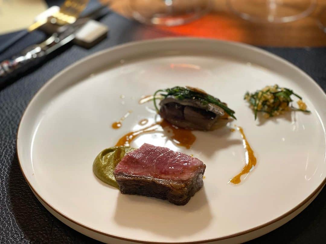 千田愛紗さんのインスタグラム写真 - (千田愛紗Instagram)「💚🤎💚 德國「LA Vie」主廚要來台灣開餐廳 連續 7 年得到米其林三星級 堪稱是米其林指南榜上的傳奇餐廳  包含餐廳裝潢，餐具， 每一道料理都是藝術品 視覺，口感味道的層次都真的很好吃 還有一道料理搭配的飲品太完美  超級美好夜晚 好吃 好聊 笑到肚子痛的晚餐 好幸福 好滿足🥳🥳🥳  @laviebythomasbuehner」10月28日 2時34分 - aisa1108