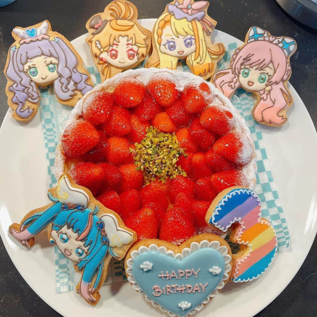 安枝瞳のインスタグラム：「バースデーケーキ🎂 今年はかとまみちゃん( @mamikato97 )のインスタで「これや！」ってなって教えてもらって、アイシングクッキーを作ってもらって プリキュアケーキにしました😆💕 . 教えてもらったお店さんは時期がギリギリで注文できなかったので、 いろいろ調べて @typical.icingcookiesfactory さんにお願いしました🙇‍♀️✨ 届いて開けたらビックリ😳😳 このクッキー達とさらにアルファベットの可愛いアイシングクッキーが🥺❤️ . あまり甘いもの食べない家族なので、ケーキ買ってもあんまり…って感じだったけど、 いちごタルトとプリキュアクッキーのおかげで2人とも大喜びでした😆💕 ただ…クッキーのこと考えるともう一回り大きいケーキだったし、やっぱりクリームのケーキだったかなぁ🤔 盛り付け難しかったので周りに置いちゃった🤣 ちなみにプレゼントもプリキュア🎁 今年の妹えださんはプリキュア三昧な誕生日でした😆❤️ #プリキュアクッキー #プリキュアケーキ  #アイシングクッキー #バースデーケーキ」