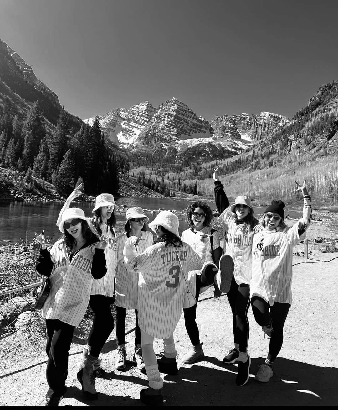 ヴァネッサ・ハジェンズのインスタグラム：「Maroon bells. Didn’t want to leave.」