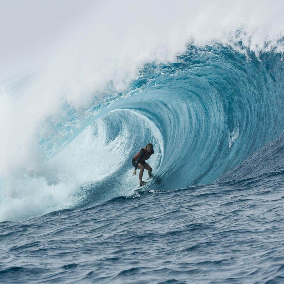 Bethany Hamiltonさんのインスタグラム写真 - (Bethany HamiltonInstagram)「Life is a lot like the ocean. It’s challenging, its beautiful and it can change at anytime…  Competitive surfing is such a unique sport because it’s actually more about adapting to the conditions of the ocean than who you’re up against. 🌊 The waves might be amazing when your heat starts and by the time you finish, they could be super bad. Anything can happen – the wind can pick up, the waves can get mushy, the sets can slow down. You really have to be ready to adapt to what the ocean brings.  Pushing myself out there during training and competitions has taught me so much patience, grit, and determination because the ocean is always humbling me and putting me in my place.  These days, I’m finding other ways to chase my surfing dreams, fuel my “search” and stoke that inner drive to improve my skills! Now that I’m a mom of four, I’m focusing more on surfing with my kids! Raising children at the beach is not too bad, right? 😉  So to wrap this post we have got to be ready to adapt! If you’re wanting to overcome in any area of your life, I made an all access pass of every course I’ve created to live an unstoppable life. You’ll listen to incredible people you may have heard before including Tim Tebow, Bob Goff, Laird Hamilton, Gabby Reece, and more! 👀🥳  Comment: “overcome now” and I’ll send you a message with the details!」10月28日 2時46分 - bethanyhamilton