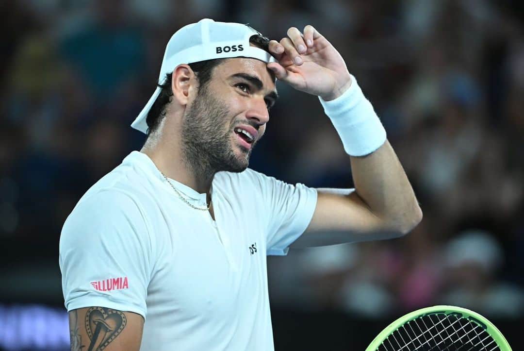 マッテオ・ベレッティーニのインスタグラム：「Despite training at a high level for a few weeks my medical team has advised it would be a risk to compete in the final tournaments of the ATP season. It has been very difficult to accept this but I need to do what is best for next season and my long term career. I will take this opportunity to reset, re-build and start the year fully fit and healthy.   It has been an extremely tough year but I’m looking forward to a full and successful season in 2024.   I will stay in close contact with the Davis Cup captain and make myself available to support team Italy in any way I can for the Finals.   Your support has and continues to help me through some very tough times -  thank you so much. I really appreciate it.  ❤️🙏 ———————————- Nonostante mi sia allenato ad alto livello nelle ultime settimane, il mio staff medico mi ha consigliato che sarebbe stato un rischio troppo elevato competere nelle ultime gare  della stagione ATP.  È stata una decisone molto difficile da accettare, ma devo fare ciò che è meglio per la prossima stagione e per la mia carriera a lungo termine.  Coglierò questa opportunità per resettare, ricostruire e iniziare l’anno in piena forma e salute.  È stato un anno estremamente difficile, ma non vedo l’ora di iniziare una stagione piena e di successo nel 2024.  Rimarrò in stretto contatto con il capitano di Coppa Davis e mi metterò a disposizione per sostenere la squadra italiana in ogni modo possibile per le fasi finali di Malaga.   Il vostro sostegno mi ha aiutato e continua ad aiutarmi nei momenti più difficili. Grazie di cuore.   ❤️🙏」