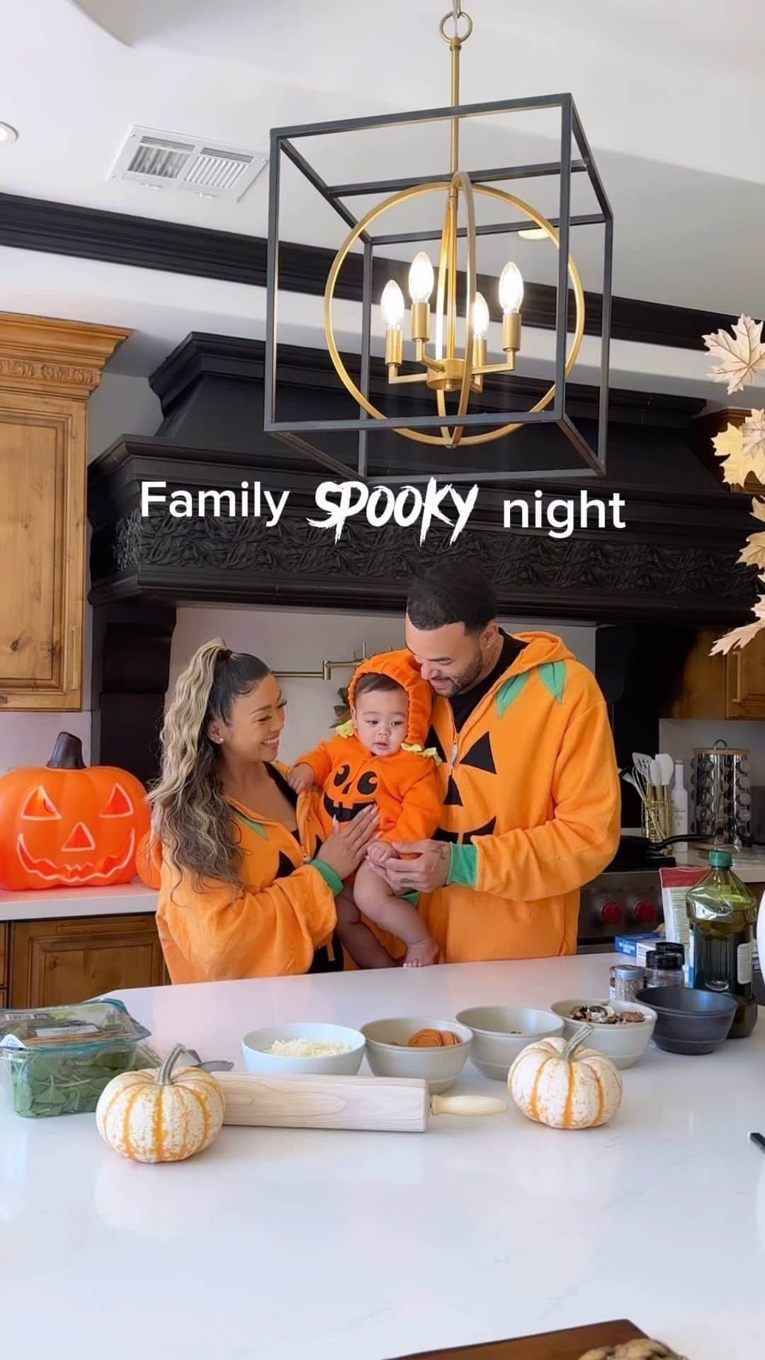 リアン Vのインスタグラム：「Spooky family night! 👻🍕 @wearethebenjamins Have a fun and safe Halloween weekend everyone! 🎃」