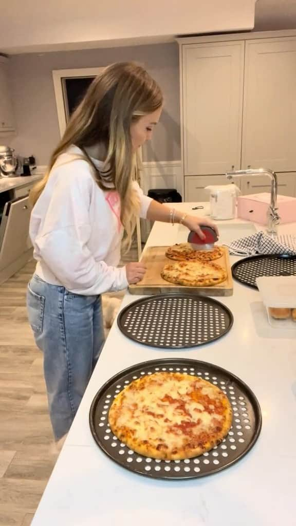 Anna Sacconeのインスタグラム：「Watch the whole house descend into chaos 🫠😂 #momof4 #momlife #parentsofinstagram #sacconejolys #momoffour #annasaccone #realisticroutine #eveningroutine #fridayroutine #fridaynight #4kids6dogs」