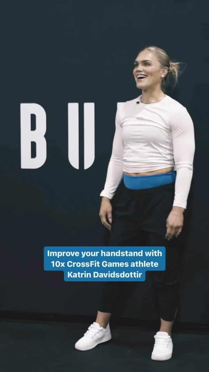 Katrin Tanja Davidsdottirのインスタグラム：「🤸5 handstand tips to improve your balance from 10x CrossFit Games athlete @katrintanja   ◾️Push up and into the floor – practice this by holding your arms up towards the ceiling and pressing like you’re trying to push it away from you  ◾️Keep your core tight, but don’t forget to breathe  ◾️Practice proper form on a box – even if you already know how to do a handstand walk or hold, this drill is key for continuous improvement  ◾️Use your fingers for balance by keeping a slight bend in them when you’re upside down  ◾️Pick a place on the ground and focus your gaze – it can be a speck of dirt, dust, a spot in the flooring, anything!  Have one to add? We need to know!👇👇👇  📍 @crossfitcentral - Austin, Texas   #IAMNOBULL」