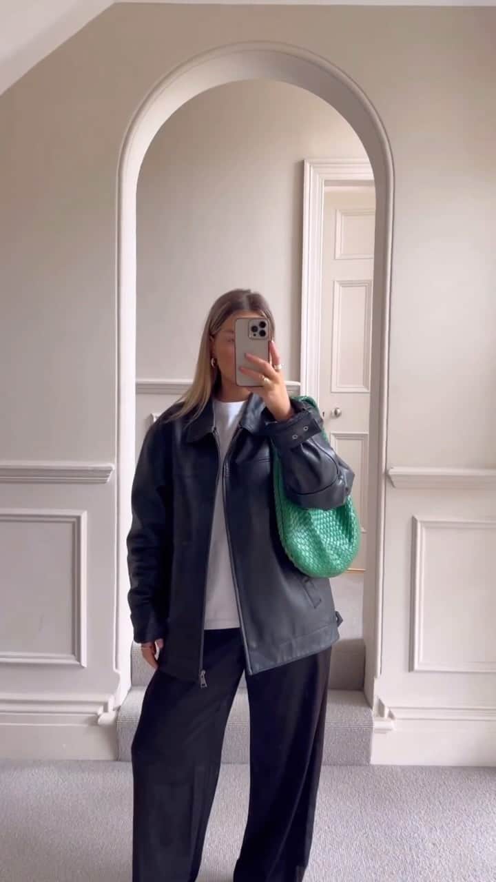 トップショップのインスタグラム：「Self reflection.  nataliepricee wears satin wide leg trouser [125834301] + leather jacket [130358745]」