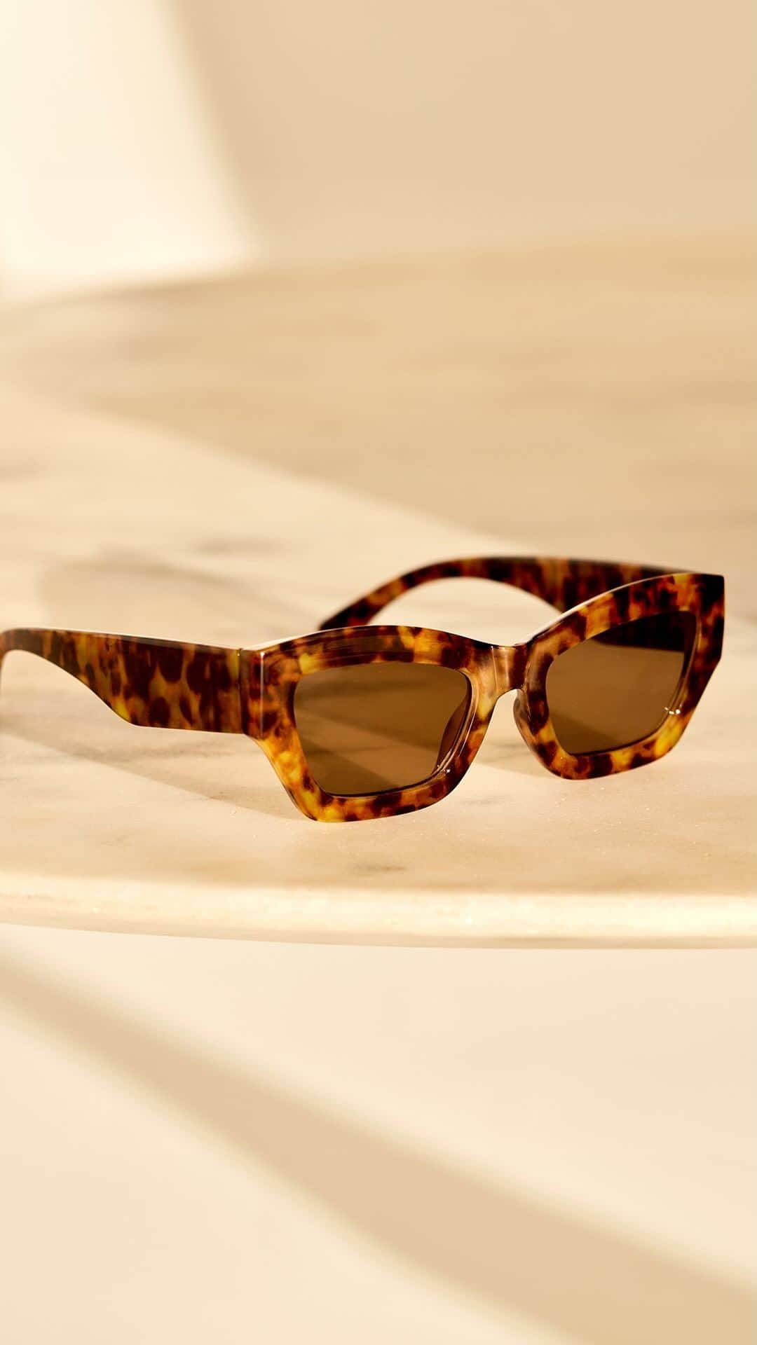ロジャス・レナーのインスタグラム：「Aquele acessório que faz toda a diferença no seu visual. 😎 Sim, estamos falando dos óculos de sol, que agregam personalidade aos looks e são indispensáveis no verão. Confira o nosso guia e garanta o seu favorito na loja, app ou site. #Óculos #Acessórios  #Tendências  óculos de sol gateado 848449534 | óuclos gateado com lentes fume 848449497 | óculos de sol gateado com lentes degradê 879044898 | óculos de sol quadrado com lentes fume 782447501 | óculos de sol quadrado com lentes degradê 781245333 | óculos de sol redondo com lente móvel 806458766 | óculos de sol redondo grande com lente sbreposta 879654346 | óculos de sol gateado com estampa animal print 879671875」