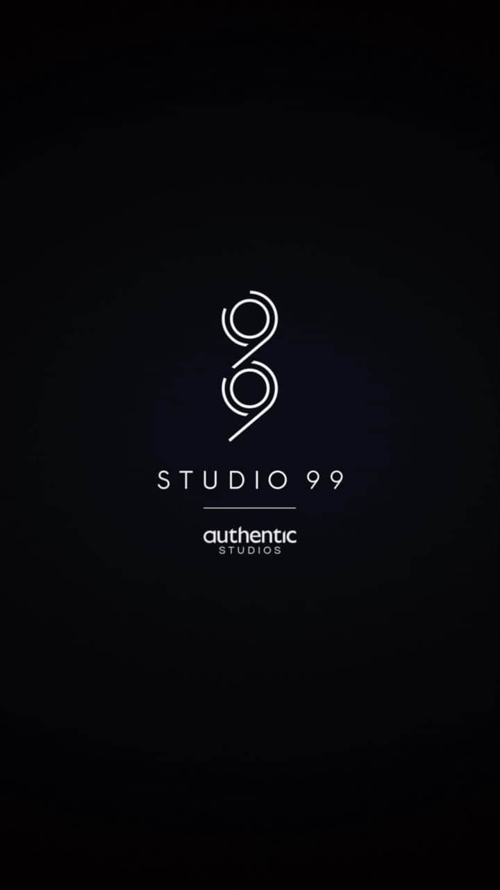 デビッド・ベッカムのインスタグラム：「In 2021, snooker legend Ronnie O’Sullivan decided to allow total access to his life, opening the doors to his world and a remarkable cast of characters… This new film, produced by @studio99 and directed by @sameblair, documents his incredible life story from child prodigy to World Champion, overcoming huge challenges on the journey to the top of his sport 🚀 So proud that my friend Ronnie chose @studio99 to tell his story. Exclusively in cinemas Nov 21st and launching on @primevideo Nov 23rd 🍿 @ronnie」