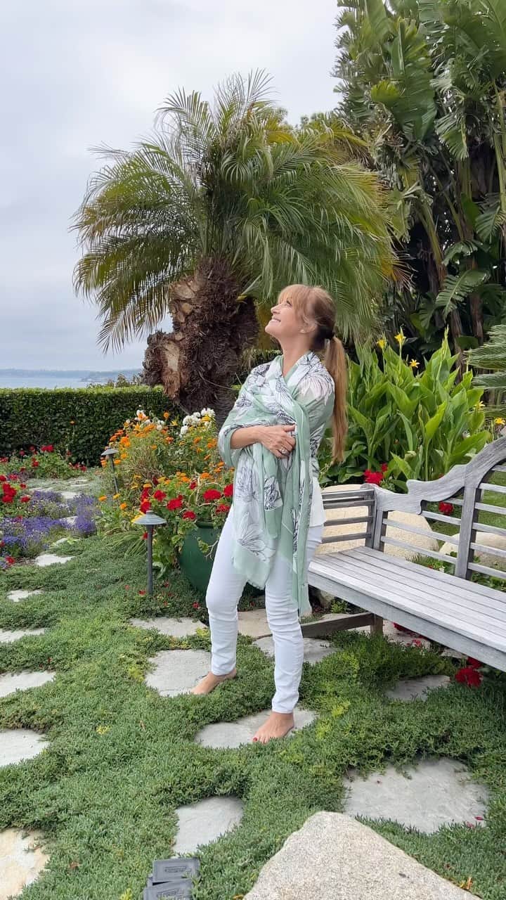 ジェーン・シーモアのインスタグラム：「May your weekend be filled with rest, relaxation, and lots of love! 💚 In case you haven’t heard, dusters are now officially available at JaneSeymour.com! ✨ ⁣ ⁣⁣ To celebrate the launch, enjoy 20% off when you use the code “20OFF” for a limited time. What do you think of the waterlilies duster in Sage? 😊」