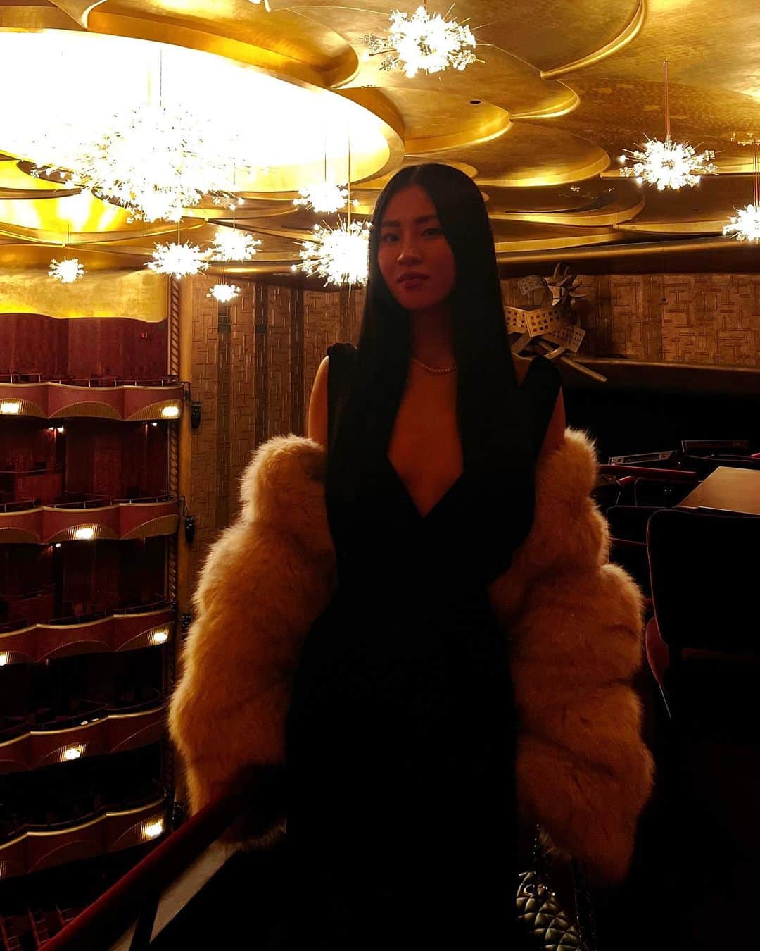 NATALIE LIAOのインスタグラム：「The Met Opera on a full moon evening. The kind of the night that nourishes my Pisces heart. The crisp autumn air awakening my lungs and the warmth of you. You are so romantic, New York.」
