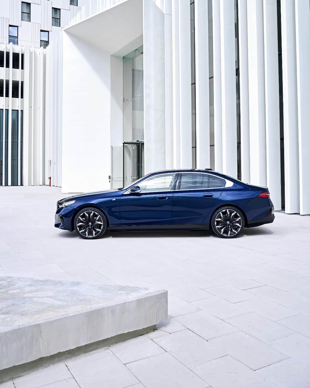 BMWさんのインスタグラム写真 - (BMWInstagram)「Feeling electric in sleek blue beauty! 💙⚡   THE NEW BMW i5. 100% electric.  #THENEWi5 #THEi5 #BMW #BMWi #BMWElectric __ BMW i5 eDrive40​: Combined power consumption: 18.9–15.9 kWh/100 km. Combined CO2 emissions: 0 g/km. Electric range: 497–582 kilometers. All data according to WLTP. Further info: www.bmw.com/disclaimer」10月28日 3時29分 - bmw