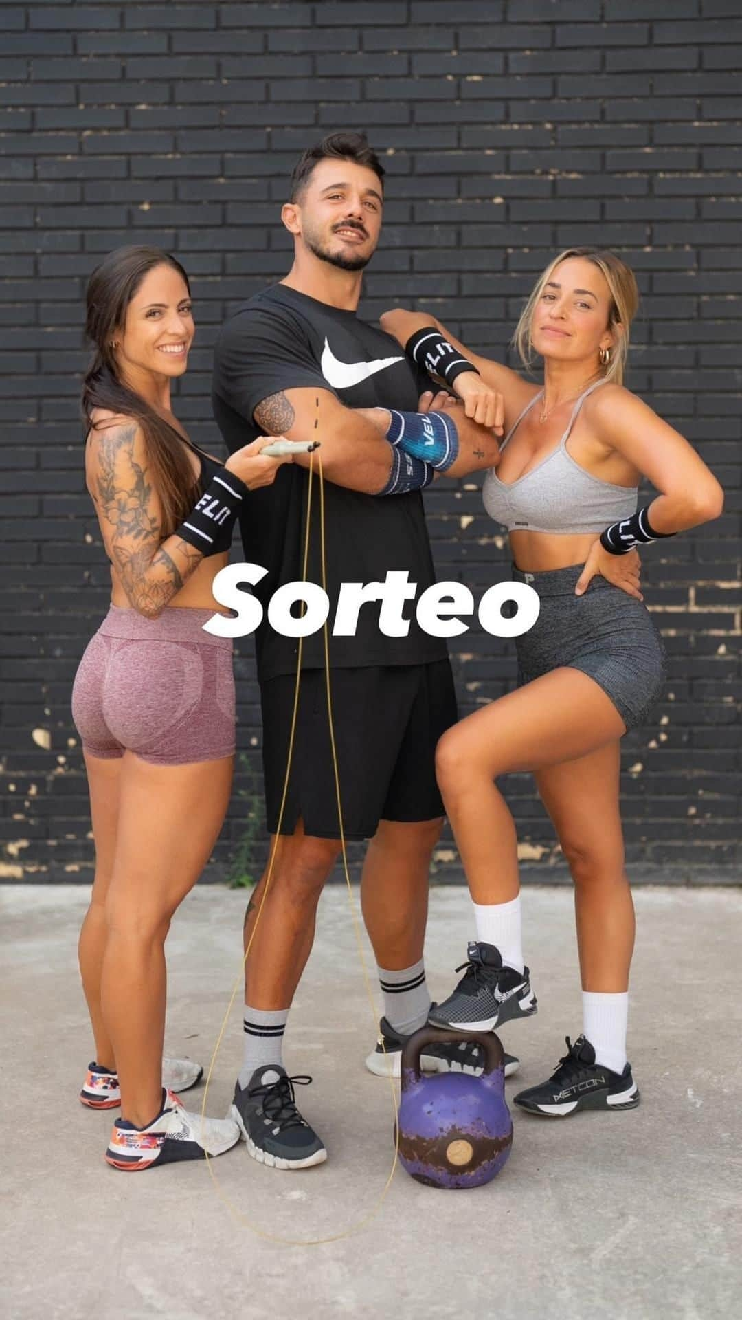 ジェマ・マリンのインスタグラム：「SÚPER SORTEO  👟ZAPATILLAS NIKE METCON 9 🌀COMBA FIRE2.0 VELITES 🏋🏽‍♀️MUÑEQUERAS VELITES  Si tenías excusas para no ponerte en forma, solucionamos tus problemas participando aquí! 💪🏽  Las mejores zapatillas y accesorios de entrenamiento pueden ser tuyos🥳  Es super fácil participar:  1️⃣ Seguir a @gemma_marin , @brugranconato y @nico.fitness.trainer  2️⃣ Darle LIKE a la foto 🤍 3️⃣ Compartir el reels en stories 4️⃣ Mencionar a 2 amig@s en los comentarios ¡Puedes hacerlo las veces que quieras! 🤩  Puedes participar si resides en Península e Islas Baleares y durará hasta el SABADO 11 DE NOVIEMBRE Este mismo dia anunciaremos ganador@💥  IMPORTANTE: se anunciará el ganador@ en este post. No facilites nunca información a cuentas que no sean las oficiales, solo vamos a ponernos en contacto contigo si has sido el ganador@.  🍀Muchísima suerte a todxs 🍀」