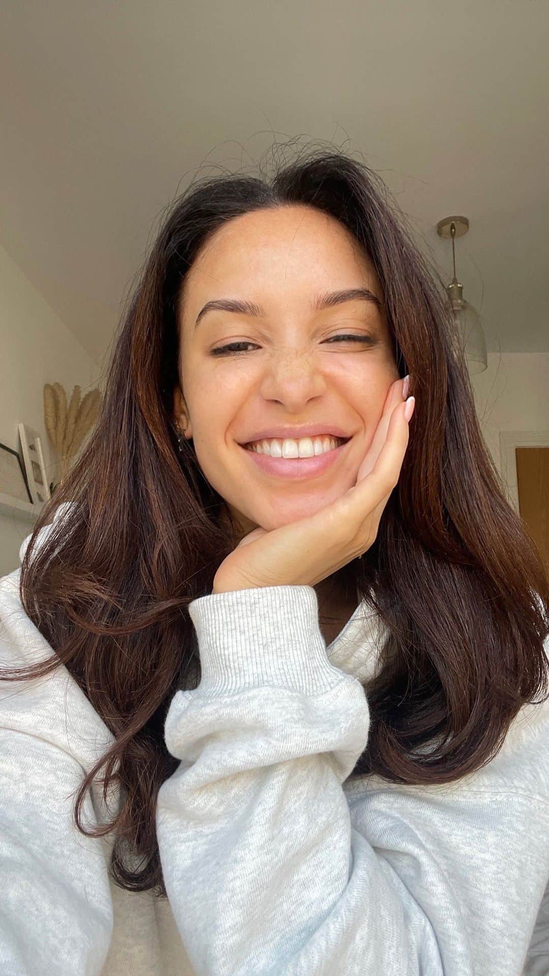 ダニエル・ピーザーのインスタグラム：「when something goes as viral as Resveratrol Lift, it’s a no brainer that I will use it. @caudalie never disappoint 🙌🏼🍇 #caudalie #RVLift ad」