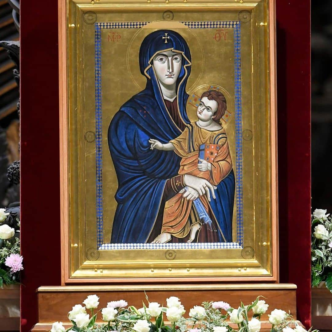 フランシスコ（ローマ教皇）のインスタグラム：「EN: Mother of God and our Mother, to you we entrust and consecrate our lives, all that we possess and all that we are.  To you we consecrate the Church, so that in her witness to the love of Jesus before the world, she may be an instrument of peace.  To you we consecrate our world, especially those countries and regions at war. PT: Mãe de Deus e nossa, a Vós confiamos e consagramos as nossas vidas, aquilo que temos e somos. A Vós consagramos a Igreja para que, dando ao mundo testemunho do amor de Jesus, seja instrumento de paz. Consagramo-Vos o nosso mundo, especialmente os países e as regiões em guerra. ES: Madre de Dios y Madre nuestra, te entregamos y consagramos nuestras vidas, lo que tenemos y lo que somos. Te consagramos la Iglesia para que, testimoniando al mundo el amor de Jesús, sea instrumento de paz. Te consagramos nuestro mundo, especialmente los países y las regiones en guerra. IT: Madre di Dio e nostra, ti affidiamo e consacriamo le nostre vite, quello che abbiamo e siamo. Ti consacriamo la Chiesa perché, testimoniando al mondo l’amore di Gesù, sia strumento di pace. Ti consacriamo il nostro mondo, specialmente i Paesi e le regioni in guerra. FR: Mère de Dieu et notre Mère, nous te confions et te consacrons nos vies, tout ce que nous avons et tout ce que nous sommes. Nous te consacrons l'Église afin que, témoignant au monde l'amour de Jésus, elle soit instrument de paix. Nous te consacrons notre monde, en particulier les pays et les régions qui sont en guerre. DE : Mutter Gottes und unsere Mutter, wir vertrauen dir unser Leben an und weihen es dir, alles, was wir haben und sind. Wir weihen dir die Kirche, damit sie, indem sie der Welt die Liebe Jesu bezeugt, ein Werkzeug des Friedens sei. Wir weihen dir unsere Welt, besonders die Länder und Gebiete, die sich im Krieg befinden.」