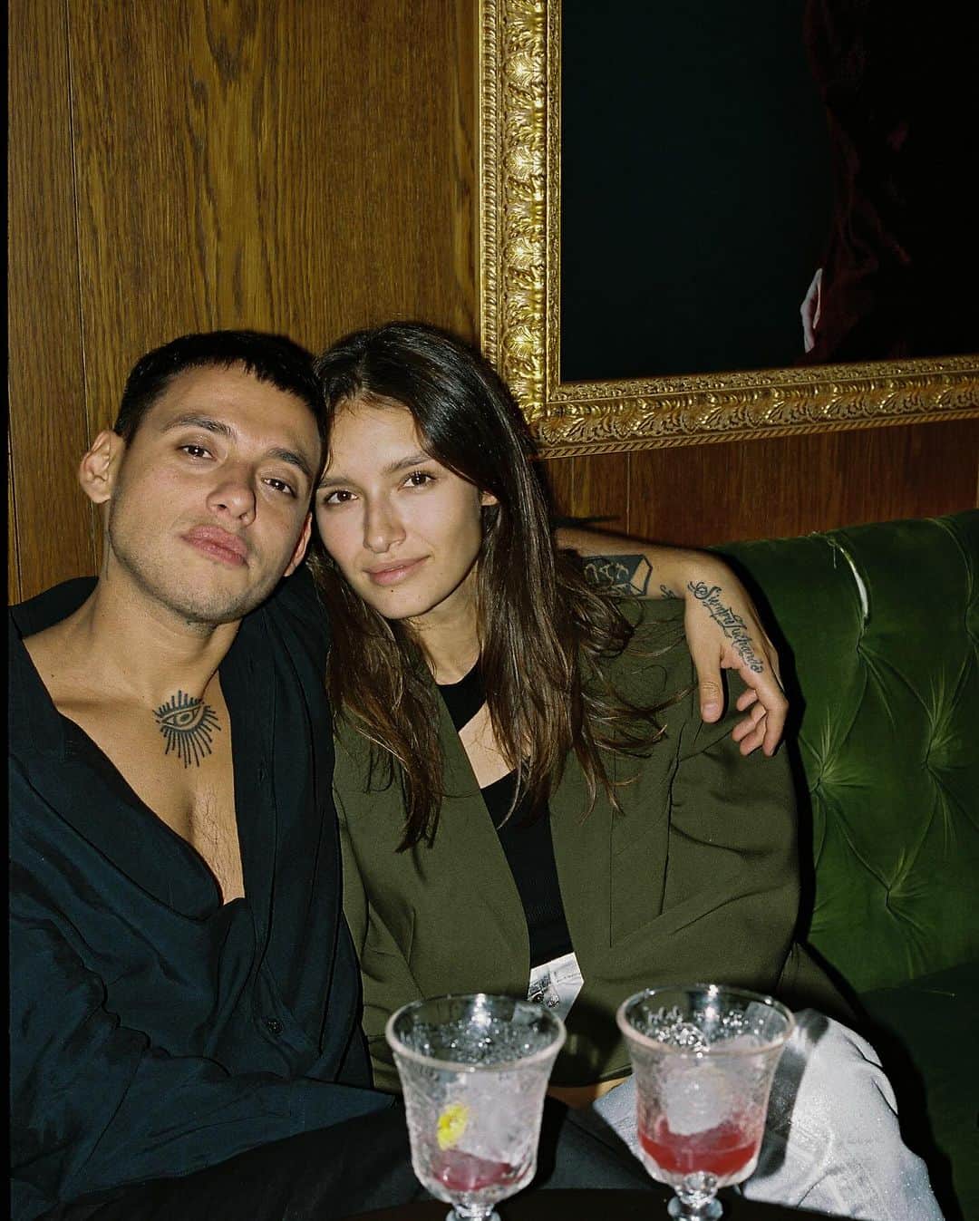 ガラ・ゴンザレスさんのインスタグラム写真 - (ガラ・ゴンザレスInstagram)「After show there’s the after party 🍸intimate drinks with friends & family at the @editionBarcelona but make it british plzzz @punchroomedition 🪷」10月28日 3時23分 - galagonzalez