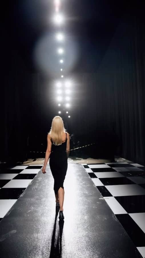 クラウディア・シファーのインスタグラム：「Little black dress moment 💖」