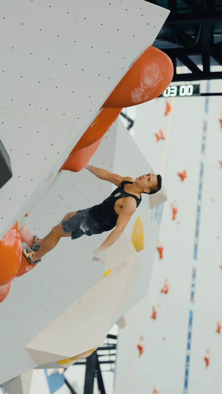 シーン・マコールのインスタグラム：「The great @mccollsean in Boulder 4 of the Santiago 2023 final 🧗🏻‍♂️ On this boulder Sean broke a rib, even so he put on a tremendous show on the lead.  What continues to prove the legend that he is 🔥  El gran @mccollsean en el Boulder 4 de la final Santiago 2023 🧗🏻‍♂️  En este boulder Sean se rompió una costilla, aun así dio tremendo espectáculo en ruta. Lo que sigue demostrando la leyenda que es 🔥 . . . . . #ifsc #boulder #boulders #santiago2023 #juegospanamericanos」