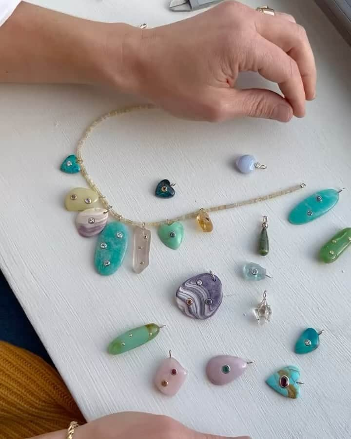 リジー フォルトゥナートのインスタグラム：「Sound on 🔊 for this one y’all! They’re going fast 💨 but some of my absolute favs from our 15 year fine charm capsule are still available (read: long dotted quartz! long dotted chrysoprase! Quahog shells!) 〰️ Listen in for my inspo behind this celebratory assortment (it started with a little conversation about crystal, the traditional 15-year anniversary gift with Leah, our e-com manager)👆and swipe for the finished look 😘 Happy shopping!」