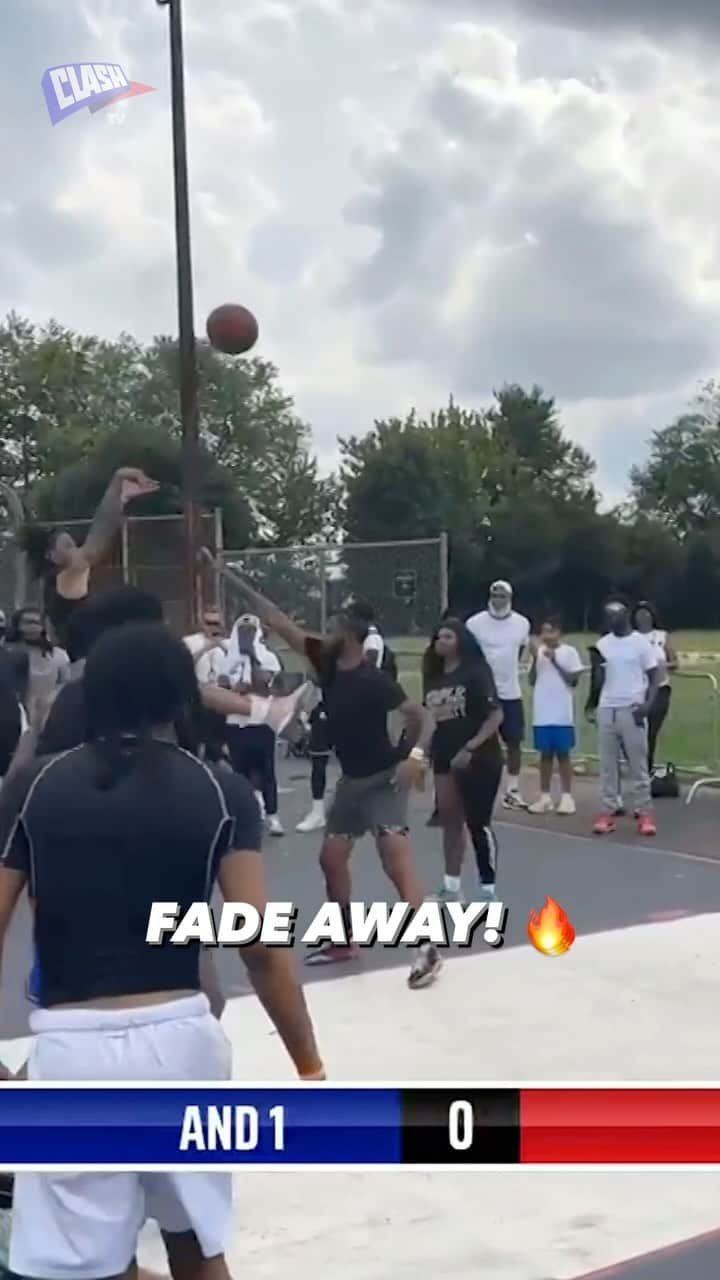 アンドワンのインスタグラム：「FADE AWAY! 🔥  Lovely post fade at the @and1 Open Run this year!💥  Don’t miss out on any of the live action by downloading our app via the link in our bio!  #BestOfClashTV #Basketball #Streetball #FadeAway」