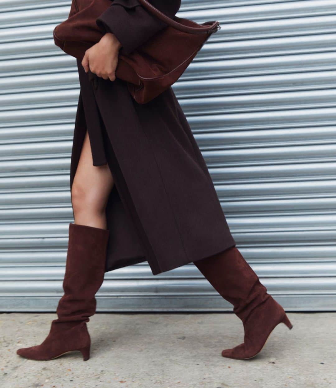 ネッタポルテのインスタグラム：「STAND TALL: Are rich tones the new neutrals? We say yes. @staud.clothing's versatile accessories are on point for the season ahead.   Tap the link in bio to shop at #NETAPORTER.」