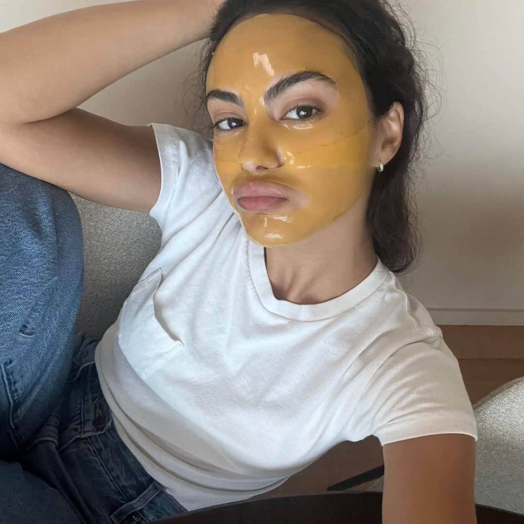 カミラ・メンデスのインスタグラム：「ICYMI @loopsbeauty just launched overseas in AUS & NZ 🇦🇺🇳🇿 heaps of loops masks are available now @meccabeauty so start prepping your summer glow ladieeeess」