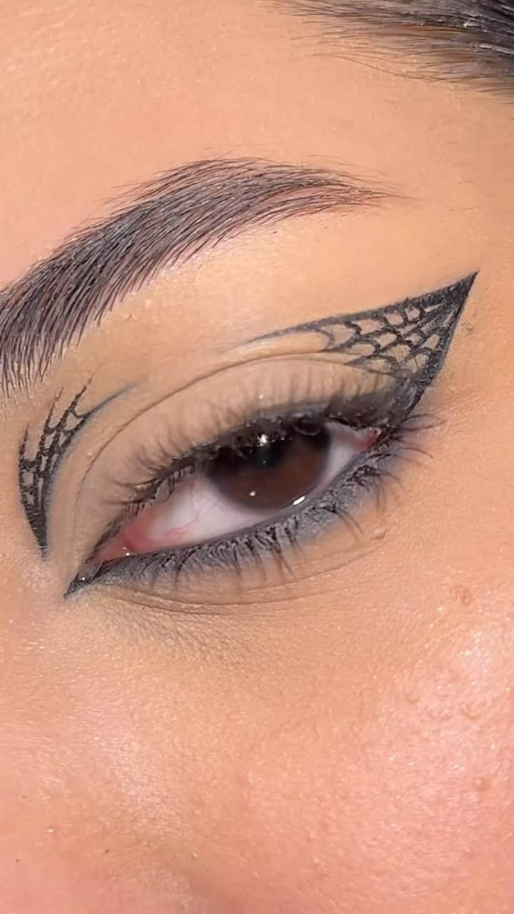 Stila Cosmeticsのインスタグラム：「Looking for a last-minute costume idea? Grab your trusty Stay All Day Waterproof Liquid Eye Liner! 👻🕸️⁠ ⁠  ⁠ #Stila #StilaCosmetics #Halloween #HalloweenMakeup #EyeLiner #WaterproofEyeLiner #LiquidEyeliner」