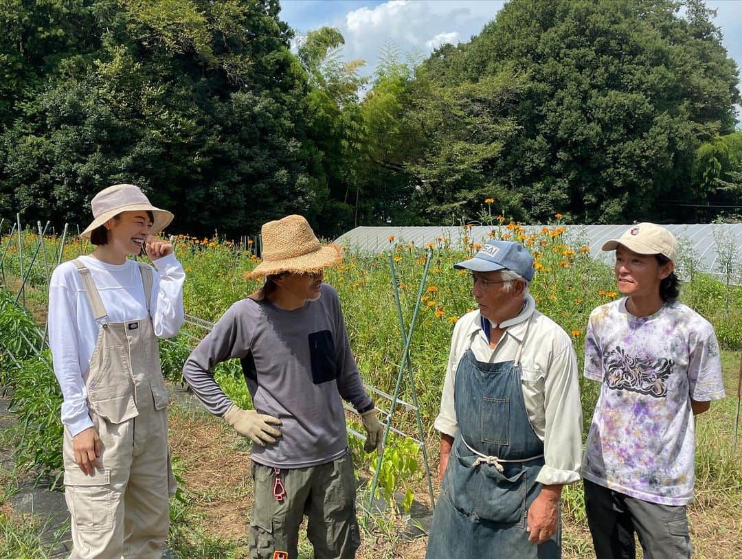 川瀬良子さんのインスタグラム写真 - (川瀬良子Instagram)「【旅色LIKES】  こんにちは😊  #農業旅 を連載している、旅色LIKES☀️ 第19回が公開！になりました🌈  （1ヶ月ほど前に公開されているのですが、 投稿でのお知らせが遅くなりました🙏🏻）  今回は、コロナ禍でしばらく延期になっていた 「農縁プロジェクト」の活動について お届けします！ 栃木県益子町の宮下さんの畑で、 夏野菜の収穫、そして！ 採れたてを、みんなでバーベキュー！！！！ 畑を思いっきり楽しんできました♪  ぜひ！読んで下さい😊👏🏻  ［旅色ライクス　川瀬良子］と、 検索してくださいね〜🖥  感想も、お待ちしています♪  https://tabiiro.jp/likes/authors/m014/  ☀️🌱🍆🌶🫑🍅🌈🌾🍙  #旅色　#旅色アンバサダー #旅色LIKES  #農業旅 #農業旅アンバサダー  #農業 #農作業 #農業体験 #収穫 #バーベキュー #栃木県 #益子町 #農縁プロジェクト  帽子 @chispa_spark_official  つなぎ @factory_gear  長靴 @aigle @aiglejapan」10月28日 9時10分 - kawase_ryoko