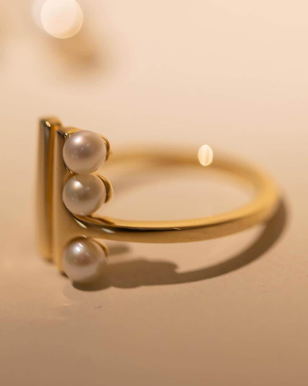 Hirotaka Jewelryさんのインスタグラム写真 - (Hirotaka JewelryInstagram)「BELUGA PEARL CUFF RING   #hirotakajewelry #pearl #ring #finejewelry」10月28日 9時04分 - hirotakajewelry