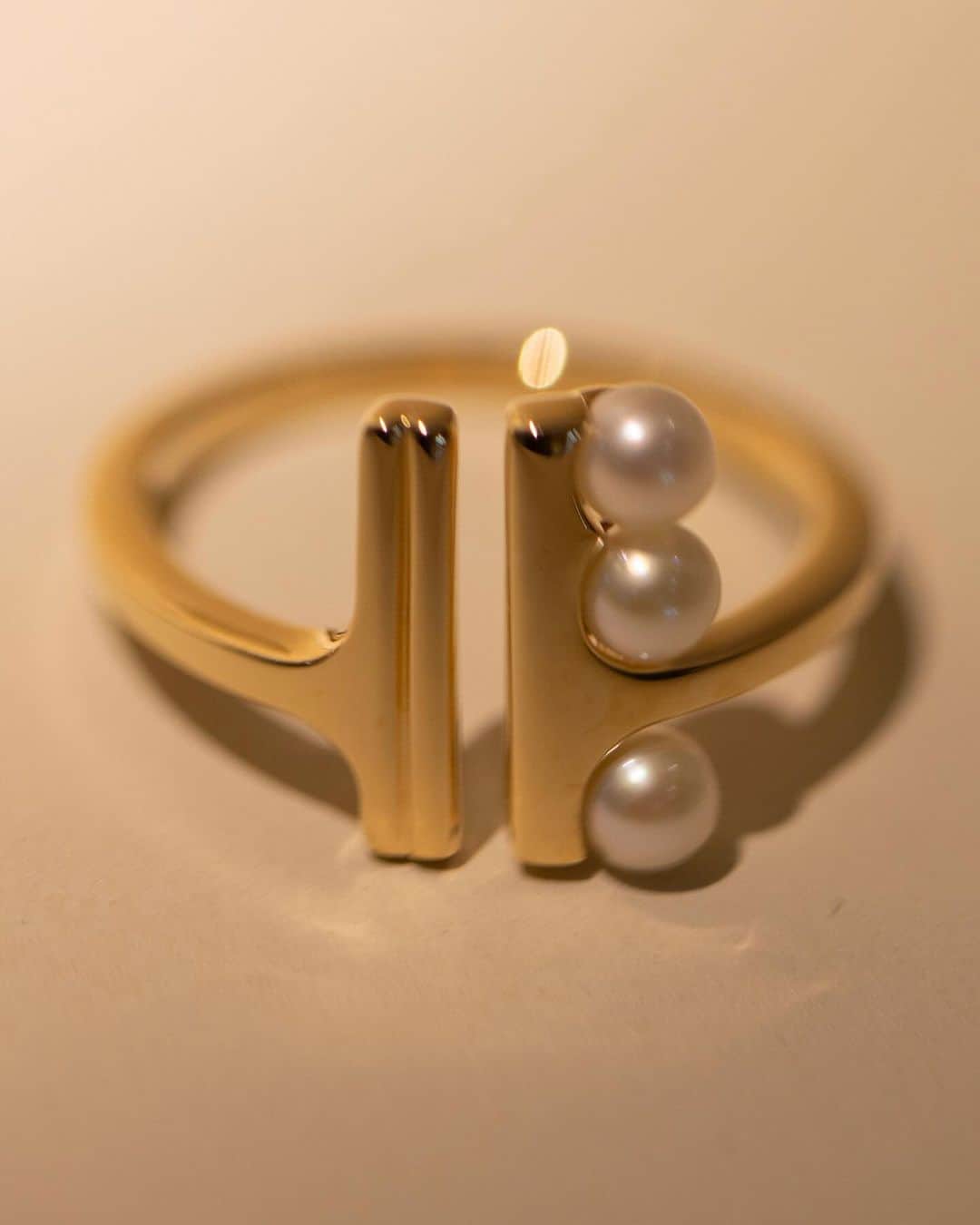 Hirotaka Jewelryのインスタグラム：「BELUGA PEARL CUFF RING   #hirotakajewelry #pearl #ring #finejewelry」