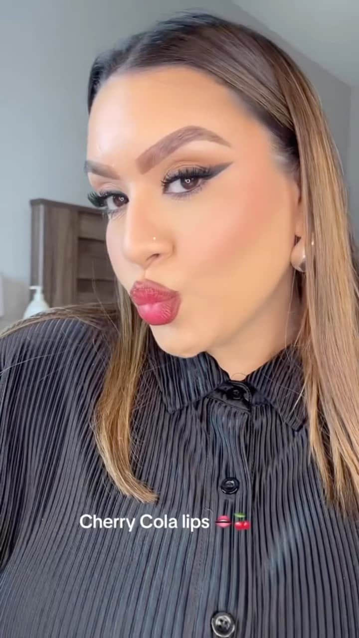 Anastasia Beverly Hillsのインスタグラム：「Rock a red lip without the commitment 🔥 @katiegutz_ (she/her) uses Chai Lip Liner, American Doll Matte Lipstick, and Crystal Gloss for this #CherryColaLip 🍒🥤  #AnastasiaBeverlyHills」