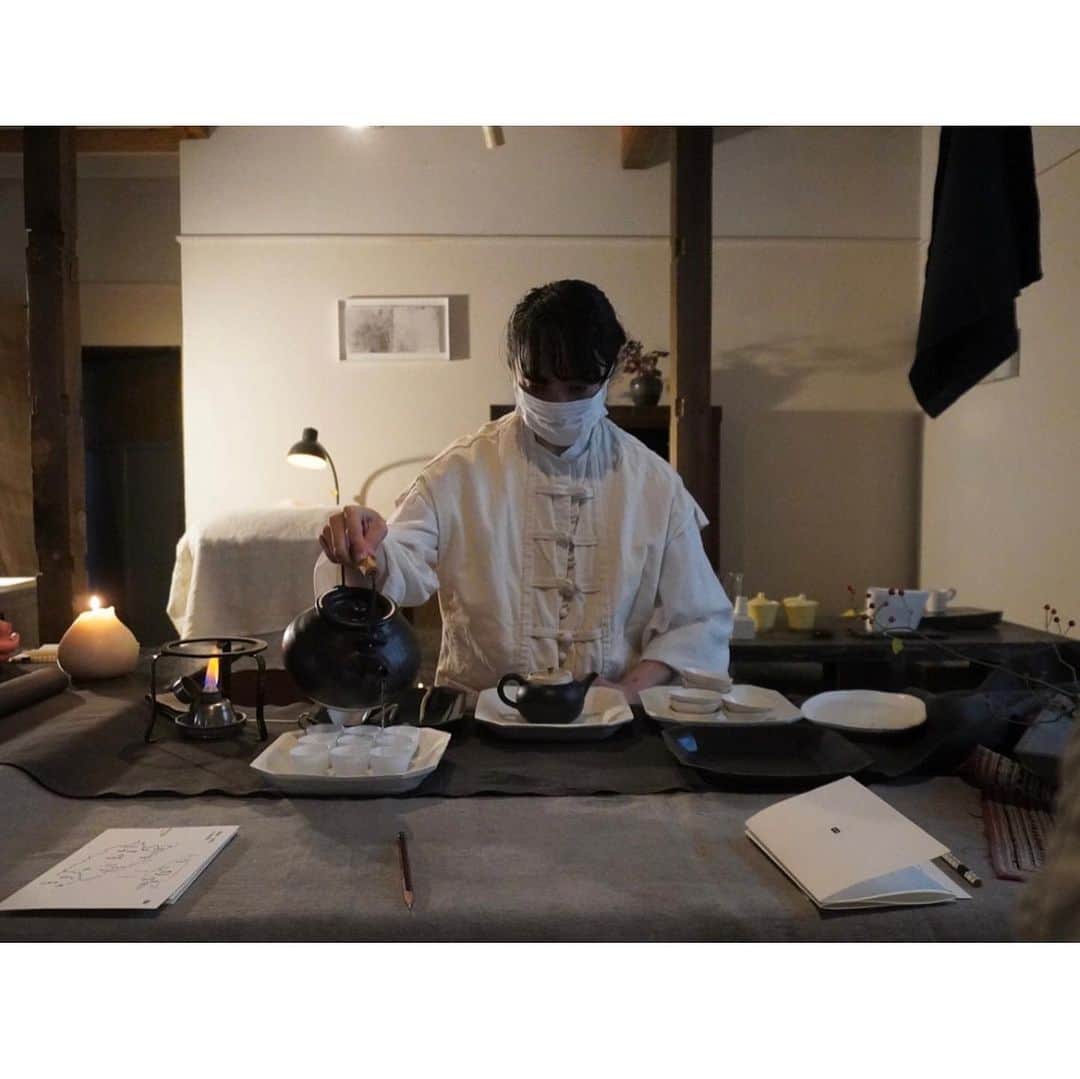 井山三希子のインスタグラム：「・ 昨日でCONTEXT-Sでの展示は終了しました いらして下さった皆さま、お問い合わせ下さった方もありがとうございました  展示前に行われて渡邊乃月さんの出稽古 初めての場所での出稽古を乃月さんありがとうございました  今回もお手伝いにいらして下さった有馬さんとぴーちゃんお世話になりました 展示の花をいれて下さった花人・村上さん、会期中も気に掛けて下さりありがとうございました  context-s 石神さん何時も全身で対応してくださりありがとう そしてしんちゃん毎晩お世話になりました」