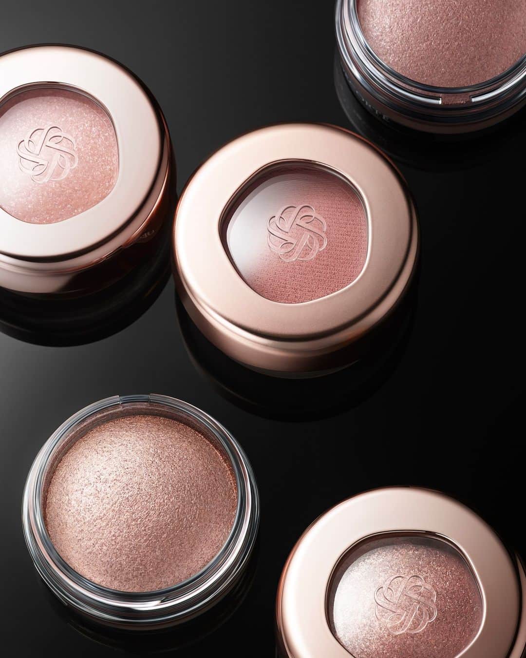 DECORTÉのインスタグラム：「Fall must-haves 🍂 Eye Glow Gem Skin Shadow gives your lids an effortless glow as the formula seamlessly melts into skin for a beautiful veil of smudge-free and crease-proof color. Available in 25 shades and Dewy Glow or Silky Matte finishes.」