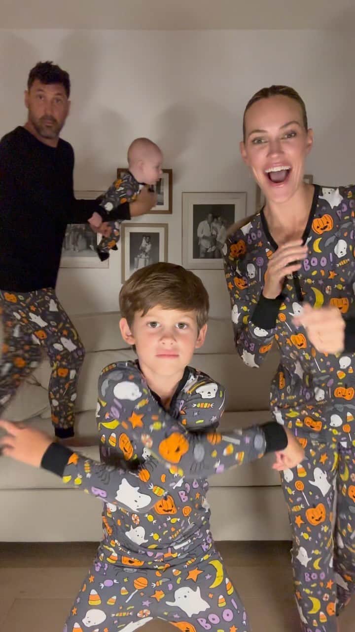 Peta Murgatroydのインスタグラム：「Can you tell we’re excited about the holidays?!! 🎃🎄  The whole fam is now set with @littlesleepies themed pajamas. Even little baby Rio got in on the action and did not want to take his off hahaha  Use code MAKSIM15 to get yours!   #TheChmerkovskiys」