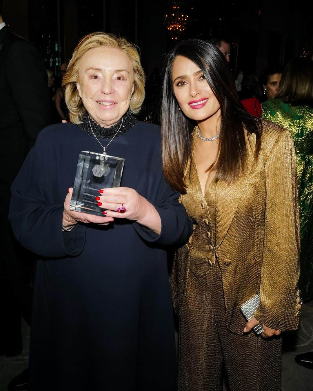 サルマ・ハエックのインスタグラム：「I would like to congratulate my incredible Mother-in-law Maryvonne Pinault on receiving the prestigious Hadrian Award by the World Monuments Fund for her outstanding dedication to the restoration of iconic monuments around the world . Bravo, may your legacy continue to shine as brightly as the monuments you've helped restore!  Je tiens à féliciter mon incroyable belle-mère Maryvonne Pinault pour avoir le prestigieux prix Hadrian du World Monument Fund célébrant son engagement exceptionnel depuis toujours pour la préservation du patrimoine mondial. Bravo, que votre oeuvre continue de briller aussi fort que les monuments que vous avez contribué à restaurer!  Me gustaría felicitar a mi increíble suegra Maryvonne Pinault por recibir el prestigioso Premio Adriano de parte del World Monuments Fund por su destacada dedicación a la restauración de monumentos icónicos alrededor del mundo. ¡Bravo, que tu legado siga brillando tanto como los monumentos que has ayudado a restaurar!  @worldmonumentsfund #hadrianaward  Outfit: @brioni_official Makeup: @genevieveherr Hair: @jennifer_yepez Jewellery: @boucheron  Facial: @joannavargas @joannavargasnyc  Nails: @leonobi_galvez」