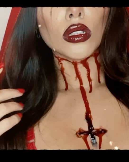 スティナ・サンダースのインスタグラム：「They way you look should be a sin, you my sensation. I know I'm preaching to the congregation. We love Jesus but she done learned a lot from Satan… 😈」