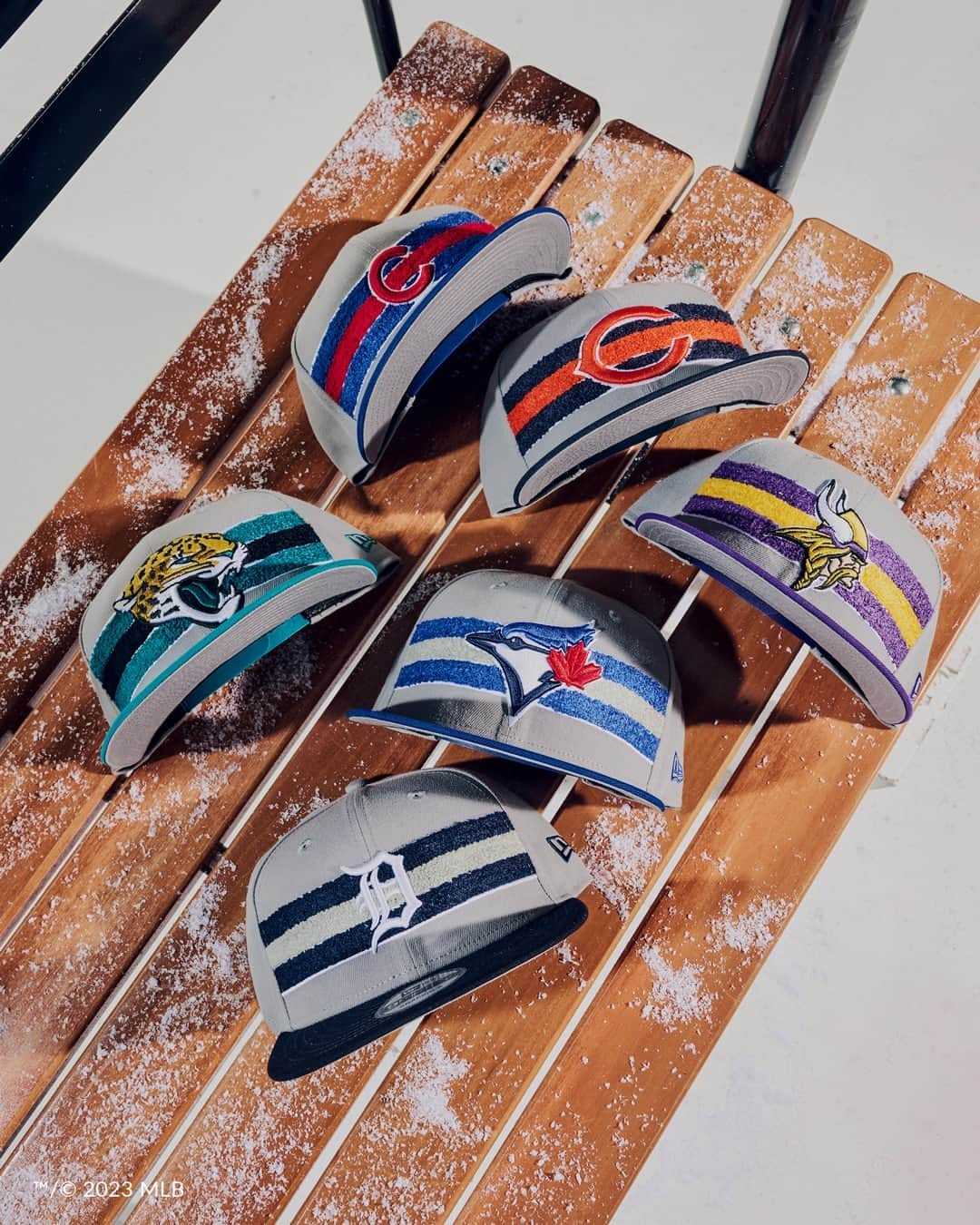 ニューエラ・キャップのインスタグラム：「Check out new styles from the Lift Pass collection. MLB and NFL balaclavas, fashion trappers, vests, and more will keep you warm all season long.」