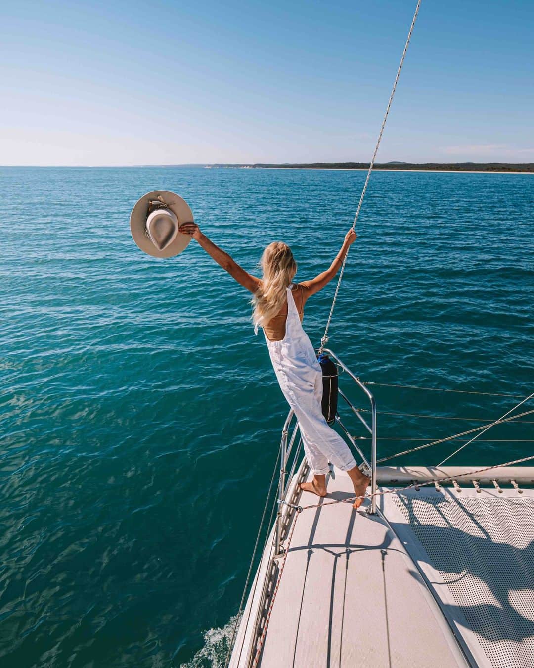 Australiaのインスタグラム：「Hats off to K'gari for being this stunning 😍👒 All aboard @fraserislandboatcharters to recreate this idyllic moment on a private charter around @queensland 's World Heritage-listed @visitkgarifraserisland ⛵ @visitfrasercoast is THE place to be if your perfect getaway includes swimming in crystal clear waterways, driving along sandy coastal stretches and spotting wildlife along scenic hikes - and you can do it all on an unforgettable three-day adventure with @kgarifraserisland 🚙🏝️  #SeeAustralia #ComeAndSayGday #ThisIsQueensland #VisitKgariFraserIsland #ButchullaCountry  ID: A women stands at the bow of a yacht, hat in hand raised to the sky. She hold onto a rope and looks out to the deep blue ocean.」
