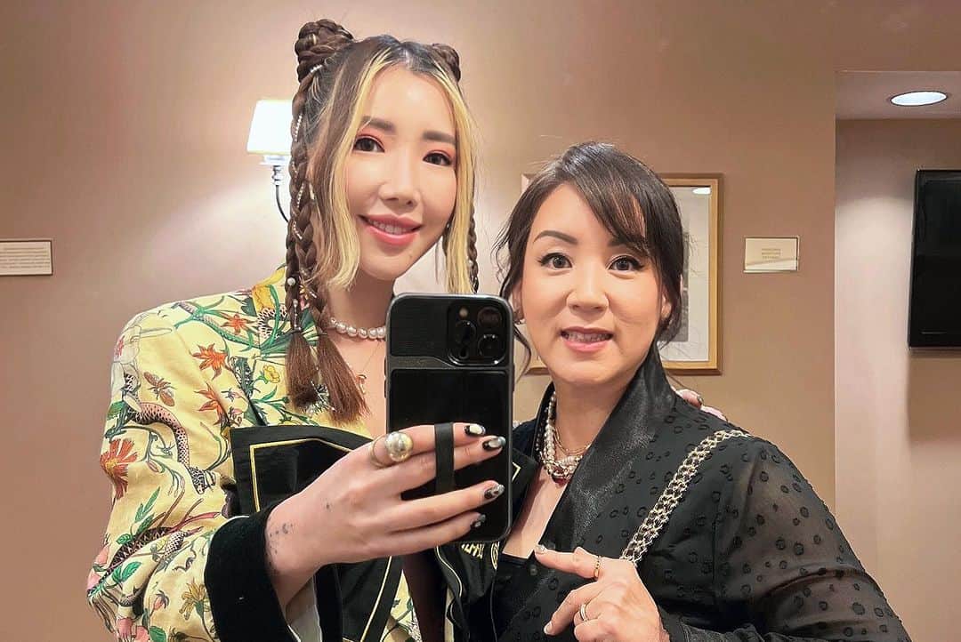 TOKiMONSTAさんのインスタグラム写真 - (TOKiMONSTAInstagram)「Little known fact: Red carpets are very confusing.   Grateful to be inducted into the 2023 @asianhalloffame with my AAPI peers. Brought my big sis with me to celebrate. Older siblings never get enough credit for how much they take on to help raise their younger siblings. Many times immigrant parents work day and night so the responsibility lies on the eldest child to look after the household. She couldn’t do a lot in her teens bc she had to babysit her infant sister (c'est moi), but we’re changing that now. 💗」10月28日 4時05分 - tokimonsta