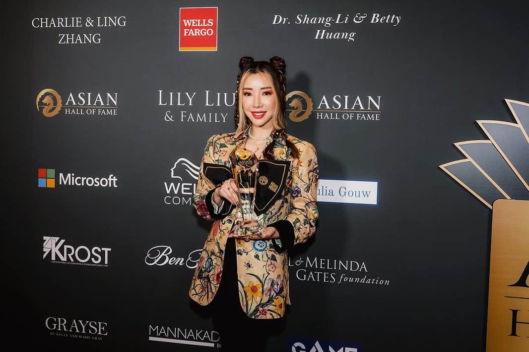 TOKiMONSTAのインスタグラム：「Little known fact: Red carpets are very confusing.   Grateful to be inducted into the 2023 @asianhalloffame with my AAPI peers. Brought my big sis with me to celebrate. Older siblings never get enough credit for how much they take on to help raise their younger siblings. Many times immigrant parents work day and night so the responsibility lies on the eldest child to look after the household. She couldn’t do a lot in her teens bc she had to babysit her infant sister (c'est moi), but we’re changing that now. 💗」