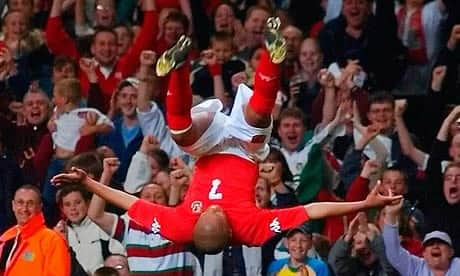 ロバート・アーンショウのインスタグラム：「✨First game,First Goal for Wales   Monday you really need to hear the conversation I had with my mum to discuss this day and my mum’s crazy life   You can hear it on air at 6:30pm 📻📱BBC radio Wales   I sat down with my mum who played football & boxed in Zambia,Africa」