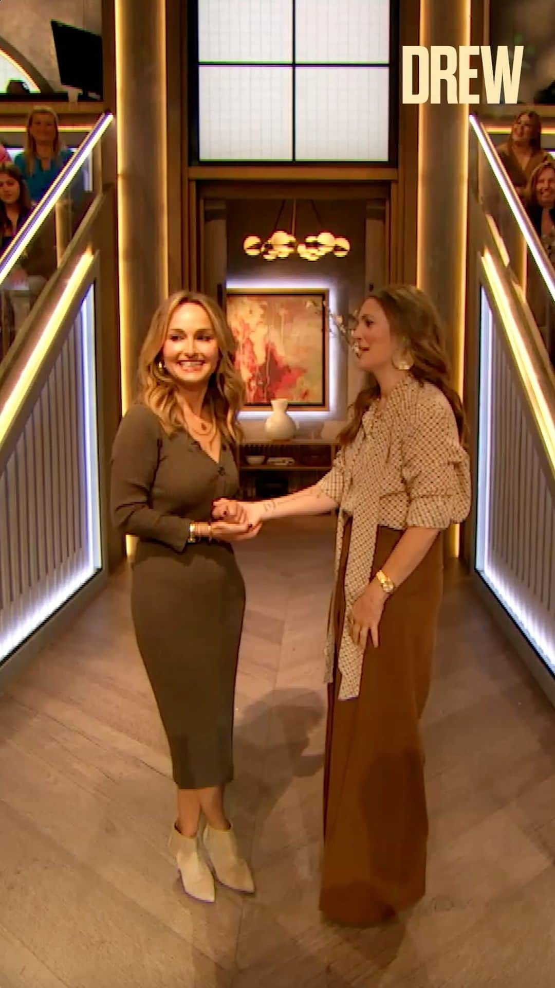 ジャーダ・デ・ラウレンティスのインスタグラム：「Drew surprises @giadadelaurentiis by wearing a necklace that was given to her by her grandfather.」