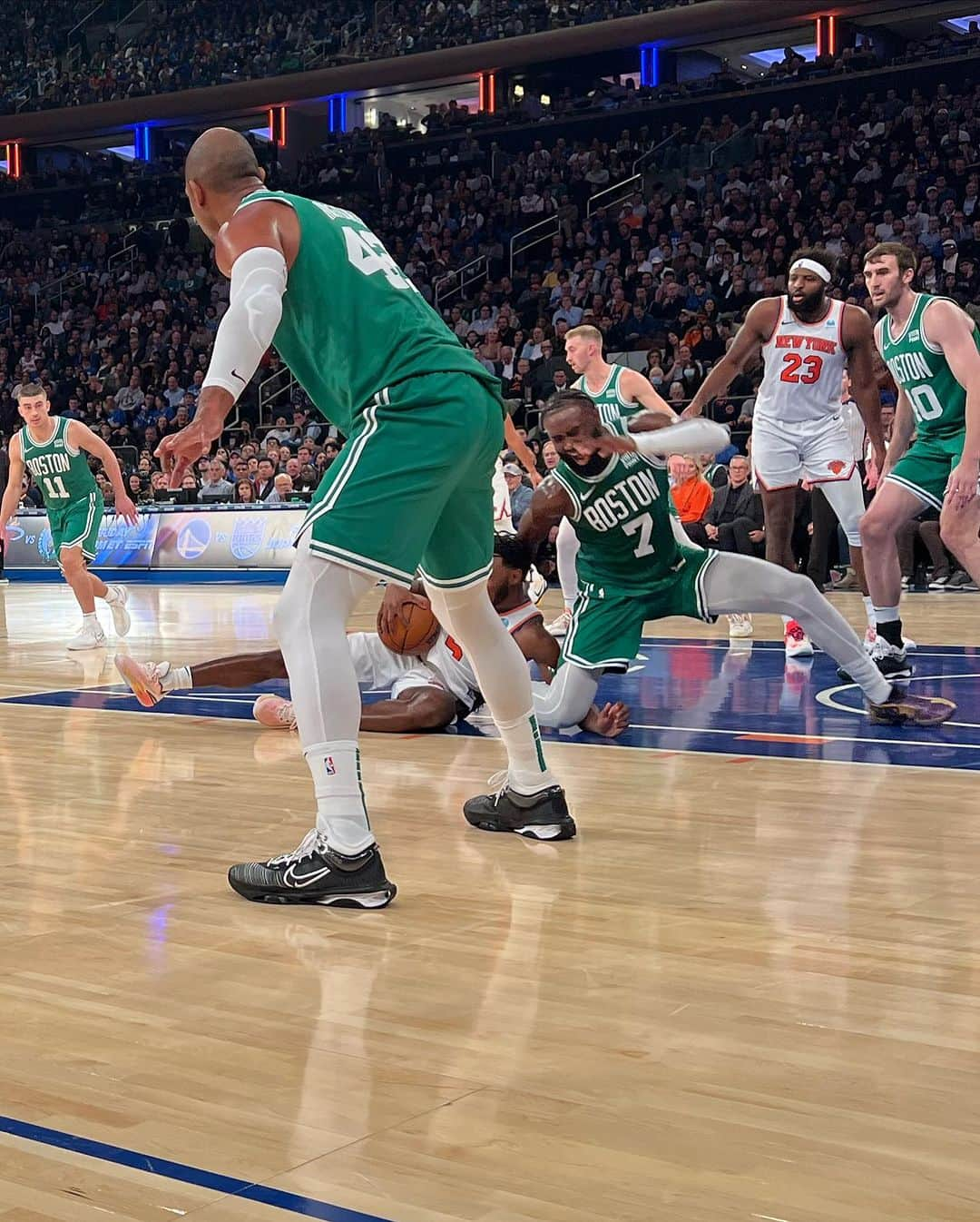 リンゼイ・ボンさんのインスタグラム写真 - (リンゼイ・ボンInstagram)「Opening night for the @nyknicks and it got heated on the court and I look very serious 🤣」10月28日 4時15分 - lindseyvonn