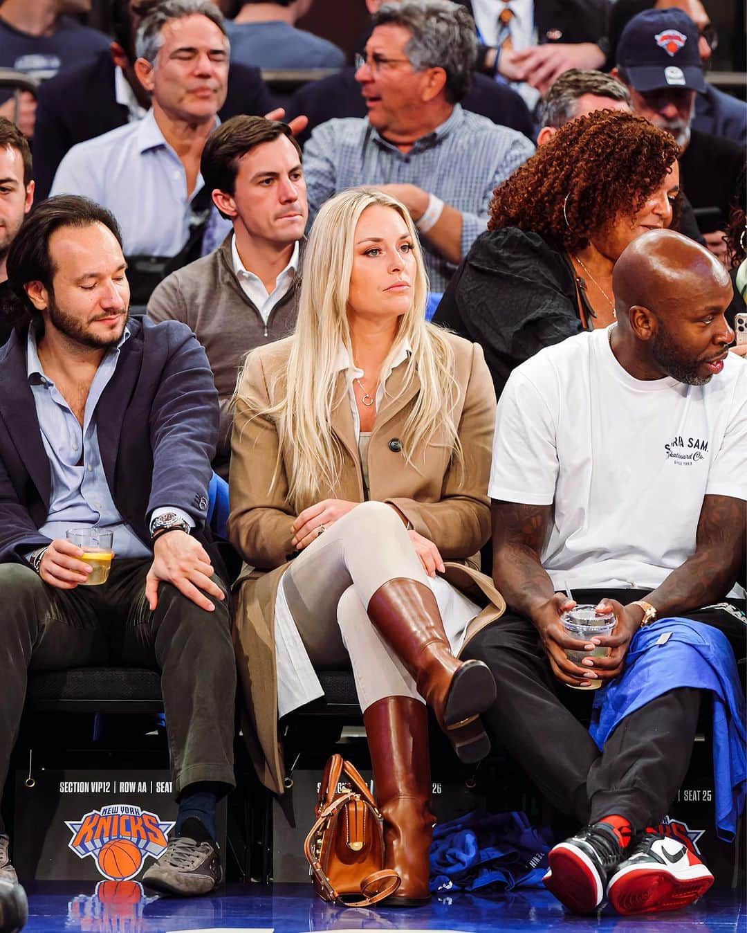 リンゼイ・ボンのインスタグラム：「Opening night for the @nyknicks and it got heated on the court and I look very serious 🤣」