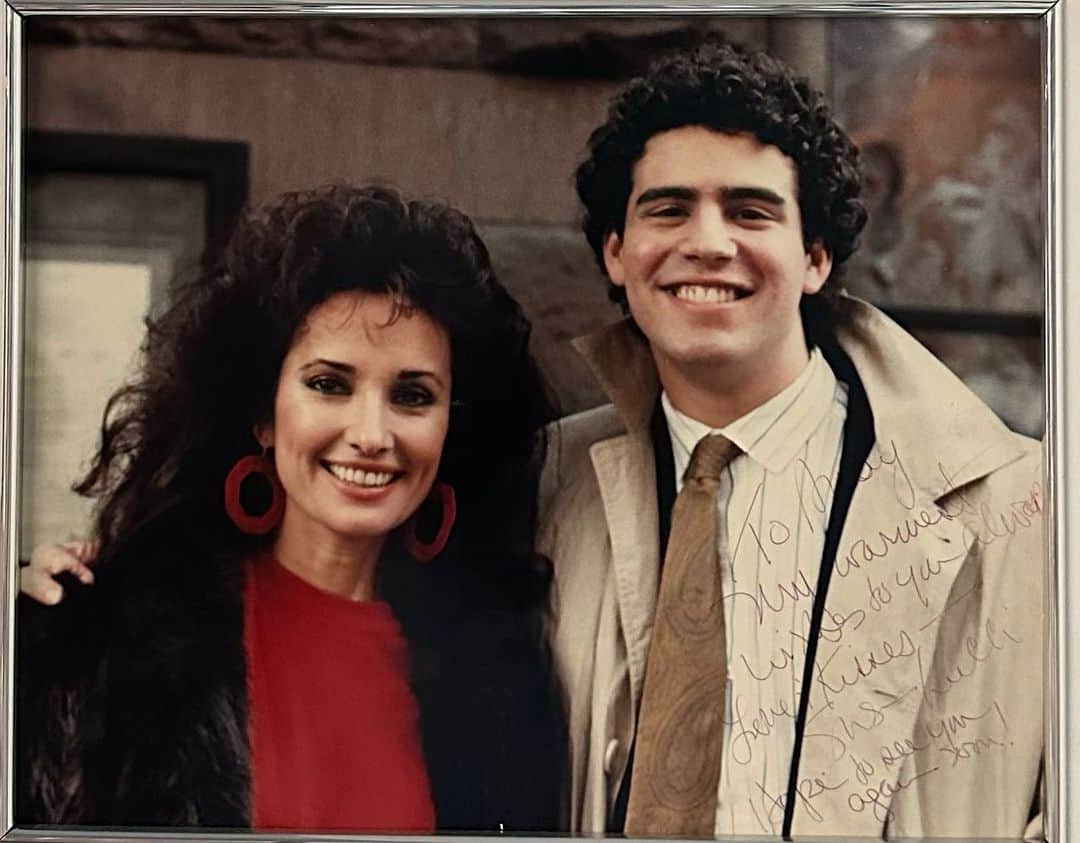アンディー・コーエンのインスタグラム：「How it started…. how it’s going!  In 1988 I wrote Susan Lucci a fan letter begging (imploring!) to let me interview her for my school newspaper. She not only said yes, she took me to lunch. We’ve run into each other over the years and had a wonderful reunion today (and I finally got to return the favor of picking up the tab!) #EricaKaneForever」